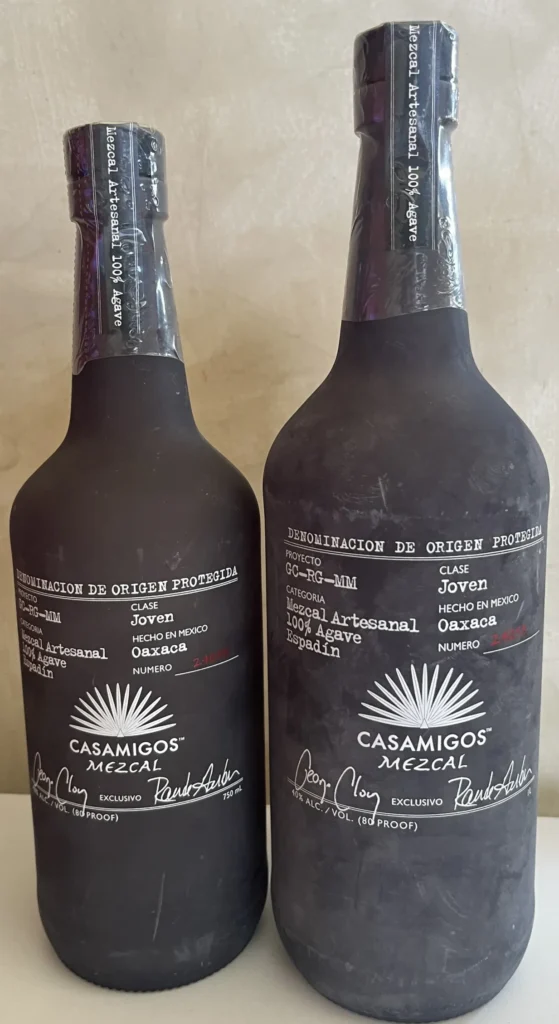 Botella de Casamigos Mezcal Joven fabricado artesanalmente en Oaxaca.