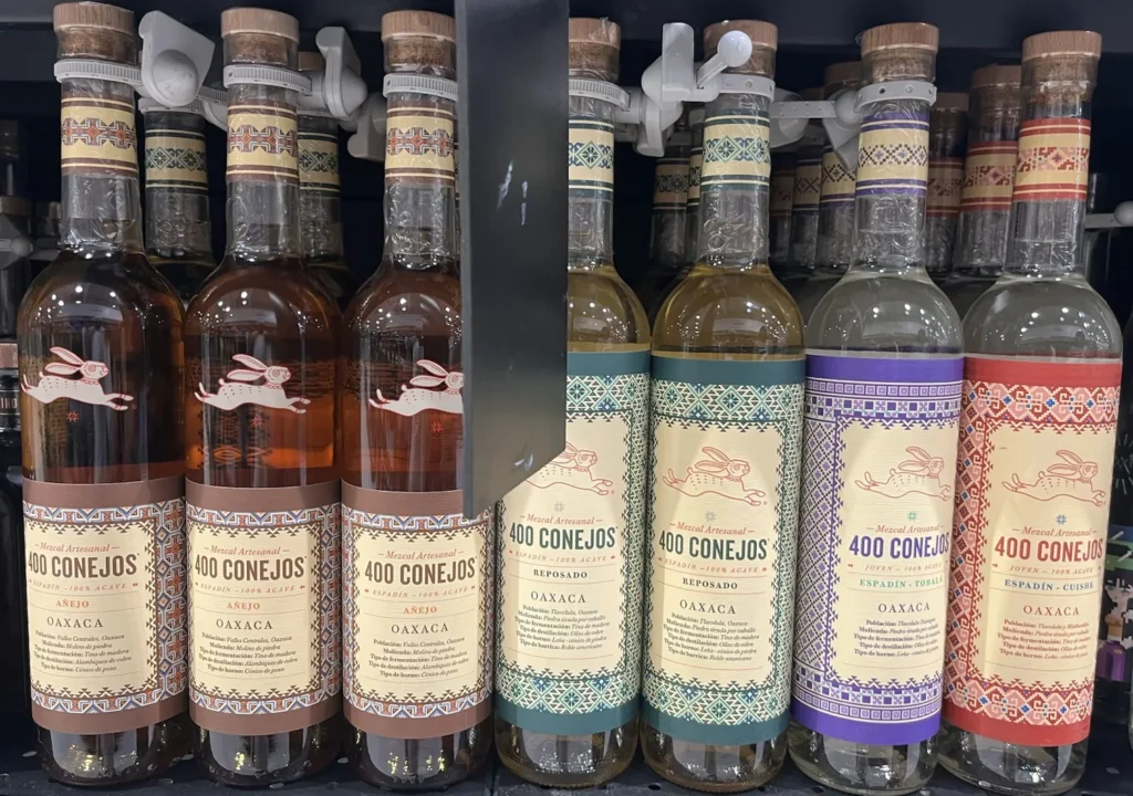 Botella de Mezcal 400 Conejos Espadín Joven fotografiada en Oaxaca.