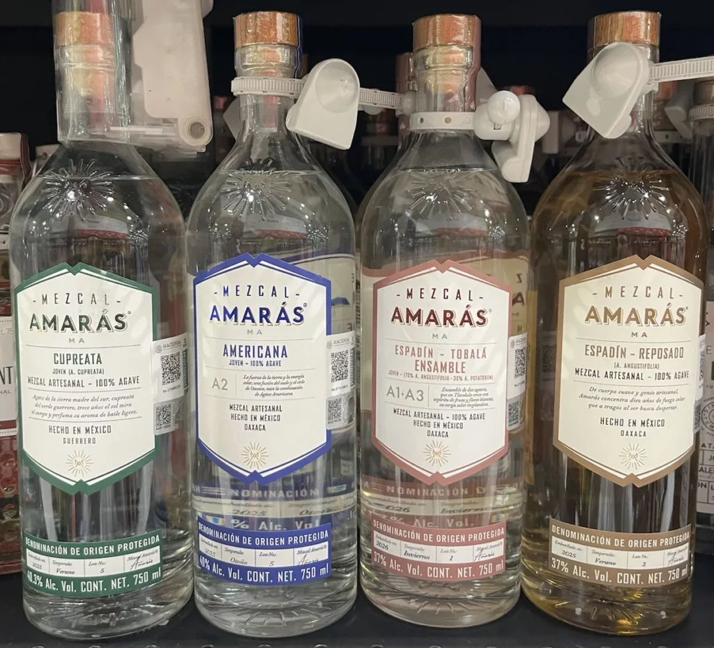 Botella de Mezcal Amarás Espadín Joven, destilado suave para regalar.