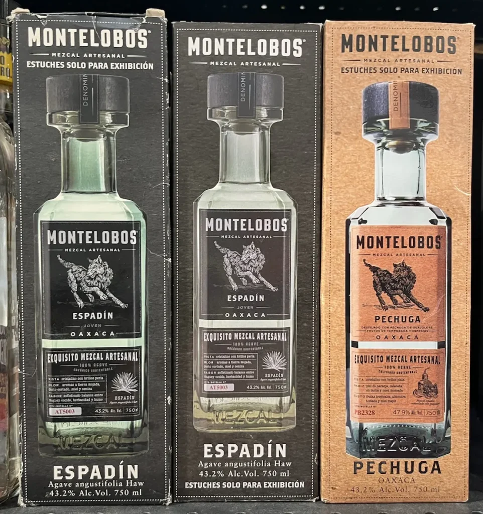 Botella de Mezcal Montelobos Orgánico Joven sobre mesa rústica.
