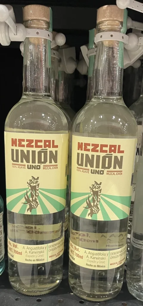 Mezcal Unión Uno artesanal, botella original analizada en palenque.