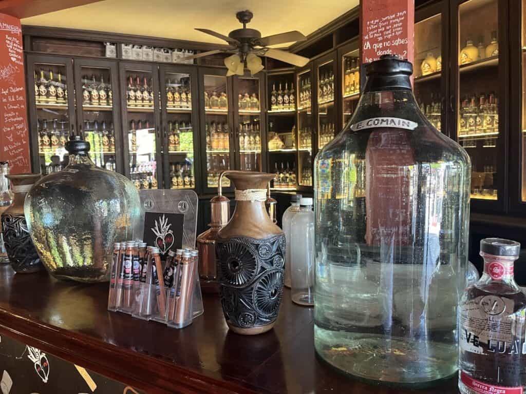 Botella damajuana de vidrio azul cobalto utilizada para el proceso de solarizar agua y conservar destilados premium.