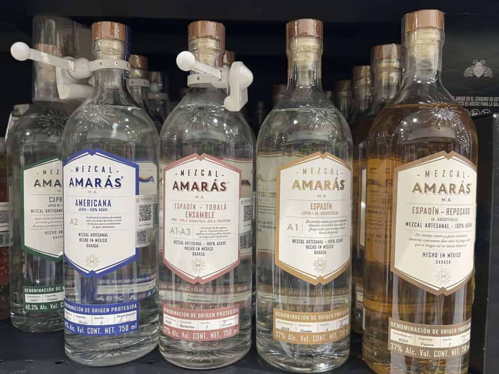 Botella de Mezcal Amarás Espadín Joven de 750ml, un mezcal artesanal de Oaxaca con notas herbales y ahumado medio.